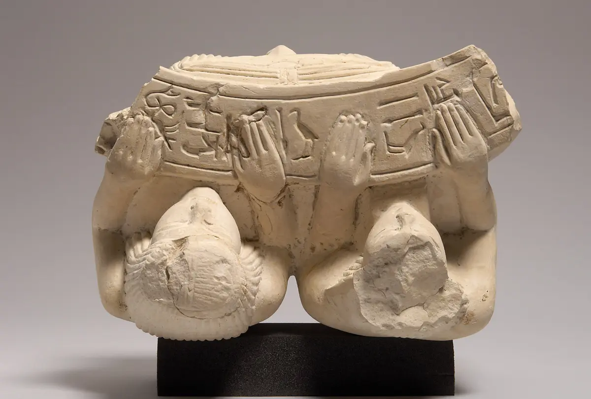 Fragment eines Hathorbeckens mit zwei Stifterfiguren