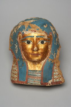 Mumienförmiger Sarg mit Mumie, Kartonage und vergoldeter Gesichtsmaske