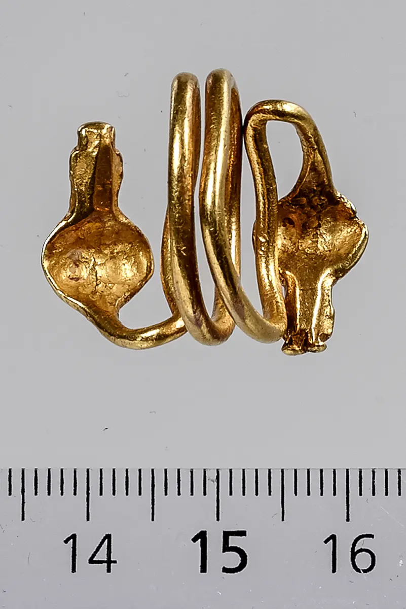 Spiralring mit zwei Büsten