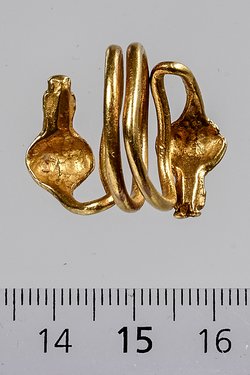 Spiralring mit zwei Büsten